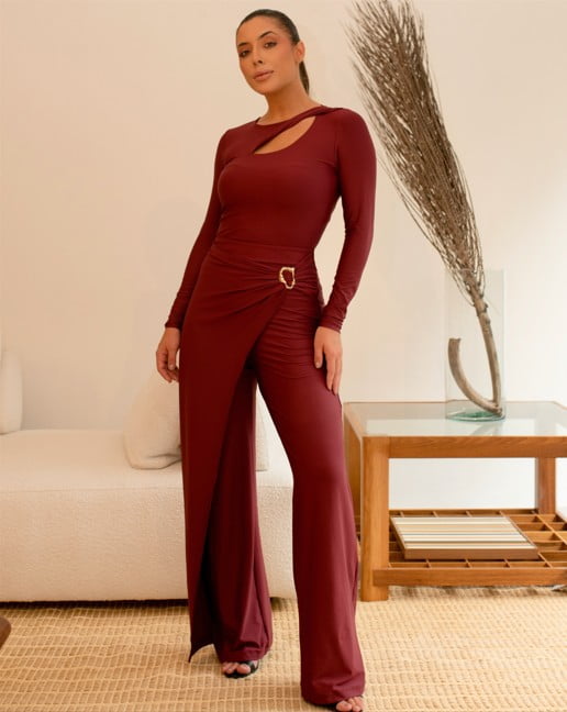 Calça em tecido fluido com sobreposição e joia orgânica