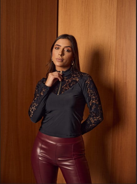 Blusa em fluity com detalhes em renda e zíper