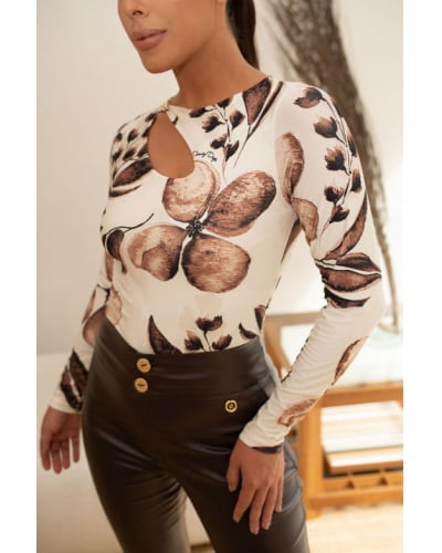 Blusa decote gota com joia