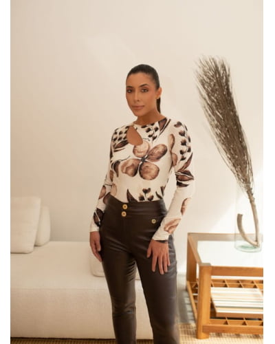 Blusa decote gota com joia