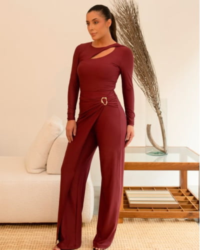 Calça em tecido fluido com sobreposição e joia orgânica