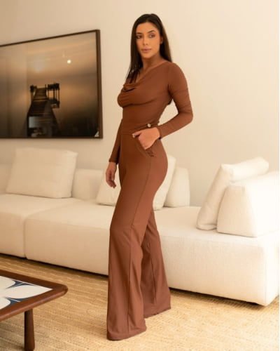 Calça Wide leg em fluity com bolsos