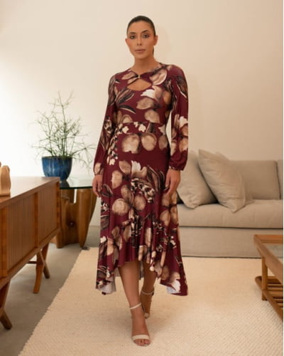 Vestido midi em fluity com joia decote