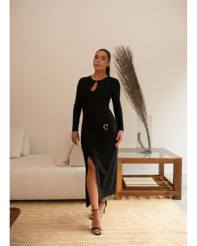 Vestido midi justo com transpasse e joia orgânica