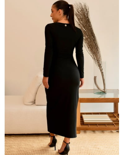 Vestido midi justo com transpasse e joia orgânica