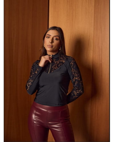 Blusa em fluity com detalhes em renda e zíper