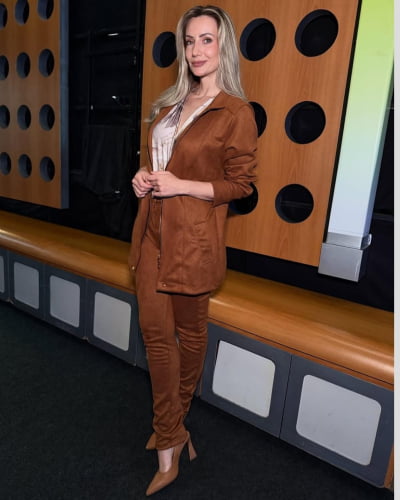 Calça em suede com zíper e recortes