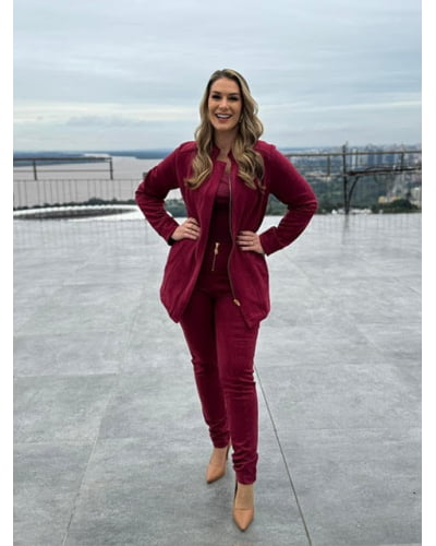 Calça em suede com zíper e recortes