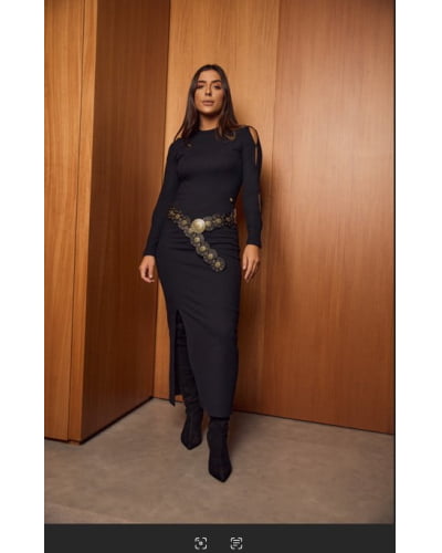 Vestido canelado com abertura no braço