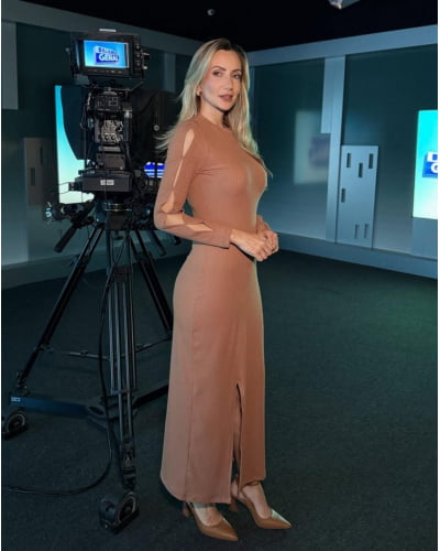 Vestido canelado com abertura no braço