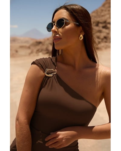 Blusa de um ombro só com bojo e jóia