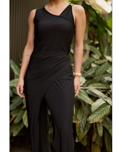 Blusa em fluity com jóia na alça