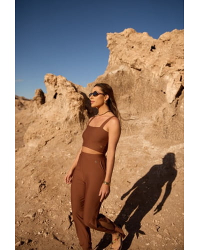 Calça em fluity com abertura lateral e amarração