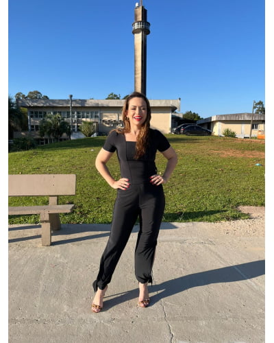 Calça em fluity com abertura lateral e amarração