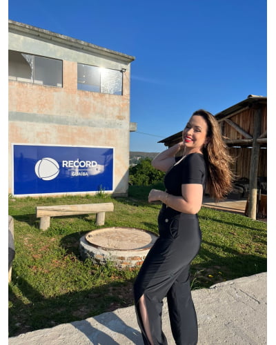 Calça em fluity com abertura lateral e amarração