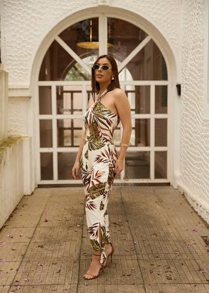 Macacão em fluity frente única com jóia